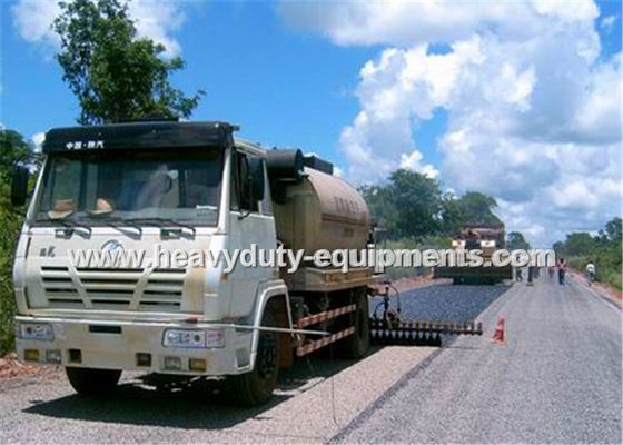 चीन 8000L Road Construction Equipment Asphalt Distributor Truck With Two Diesel Bummer Heating System आपूर्तिकर्ता